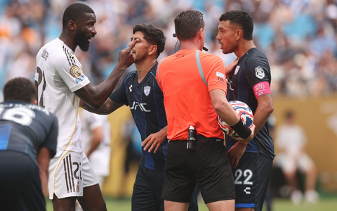 Antonio Rüdiger (l) streitet mit Gustavo Cabral von CF Pachuca (r), dem er eine rassistische Beleidigung vorwarf. - Foto: David Klein/CSM via ZUMA Press Wire/dpa Antonio Rüdiger (l) streitet mit Gustavo Cabral von CF Pachuca (r), dem er eine rassistische Beleidigung vorwarf. - Foto: David Klein/CSM via ZUMA Press Wire/dpa