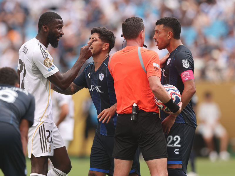 Antonio Rüdiger (l) streitet mit Gustavo Cabral von CF Pachuca (r), dem er eine rassistische Beleidigung vorwarf. - Foto: David Klein/CSM via ZUMA Press Wire/dpa