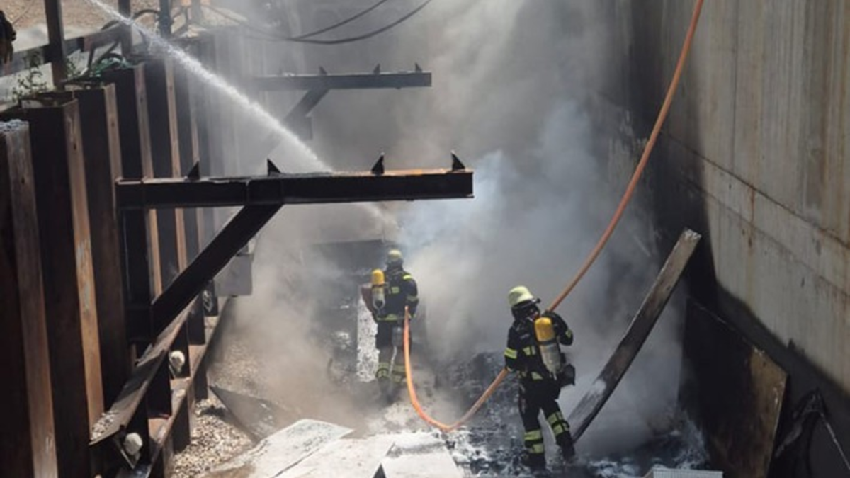 FW-M: Baumaterial in Brand (Bogenhausen) - Foto: presseportal.de