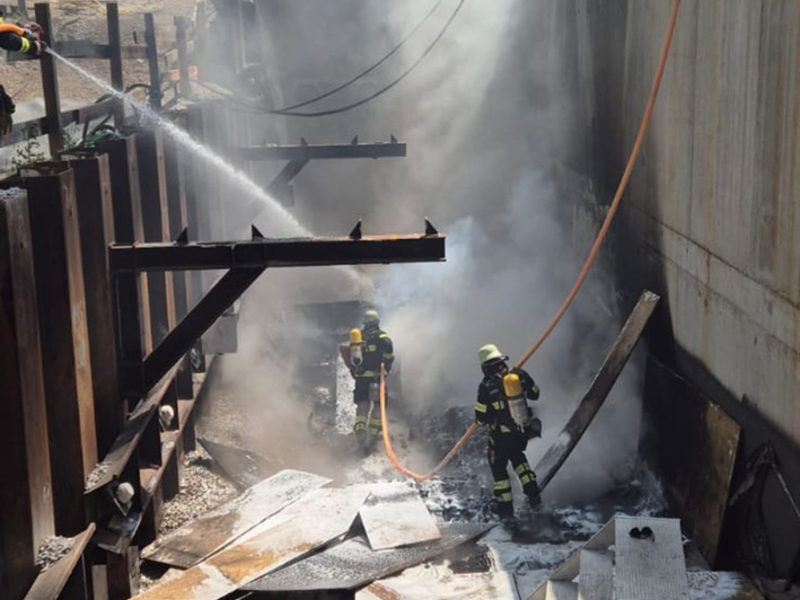 FW-M: Baumaterial in Brand (Bogenhausen) - Foto: presseportal.de