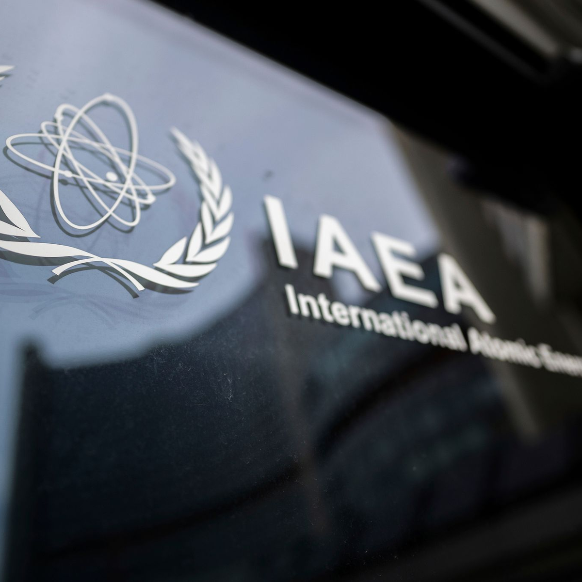 Der Iran gibt der IAEA eine Mitschuld an den Angriffen auf seine Atomanlagen. - Foto: Michael Gruber/AP/dpa