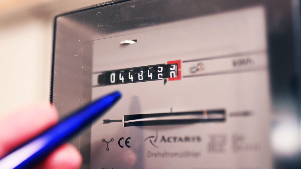 Die Bundesregierung hatte im Koalitionsvertrag angekündigt, die Stromsteuer für alle auf das europäische Mindestmaß zu senken. Doch die Steuerentlastung bleibt nun wohl aus. (Symbolbild) - Foto: Uli Deck/dpa