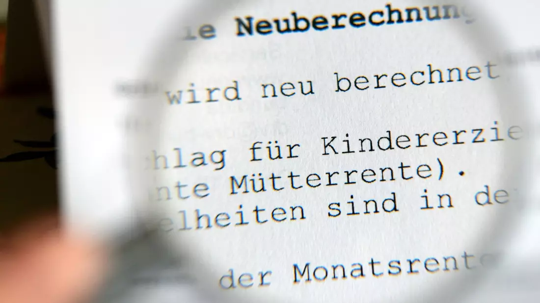 Bis die ausgeweitete Mütterrente ausgezahlt wird, dauert es noch. - Bild: picture alliance / dpa