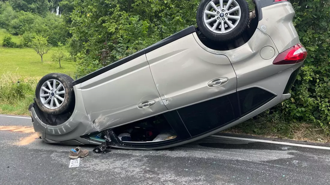POL-RBK: Kürten - Pkw überschlägt sich nach Sekundenschlaf - Fahrer leicht verletzt - Bild: presseportal.de