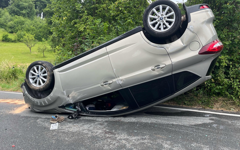 POL-RBK: Kürten - Pkw überschlägt sich nach Sekundenschlaf - Fahrer leicht verletzt - Foto: presseportal.de