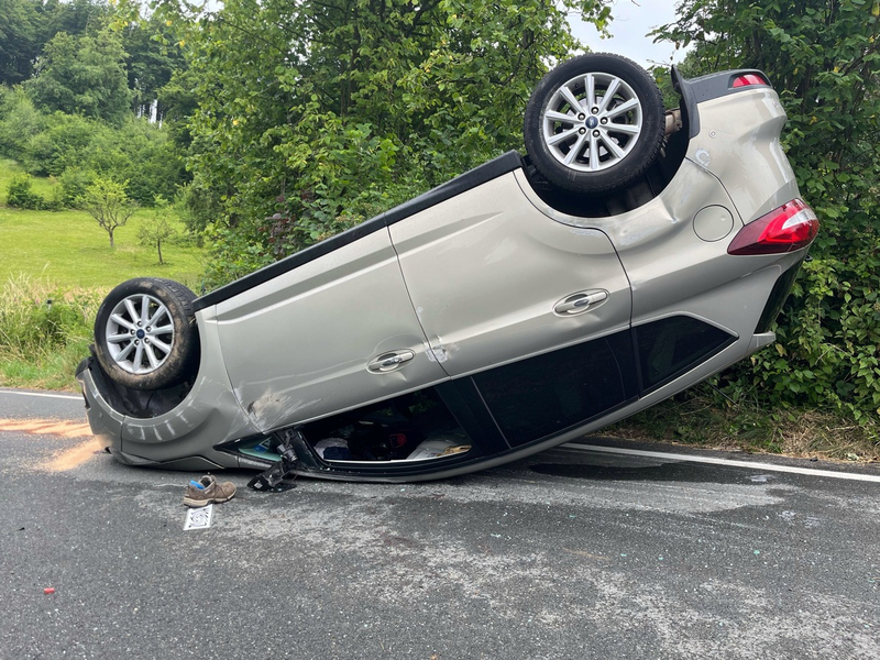 POL-RBK: Kürten - Pkw überschlägt sich nach Sekundenschlaf - Fahrer leicht verletzt - Foto: presseportal.de