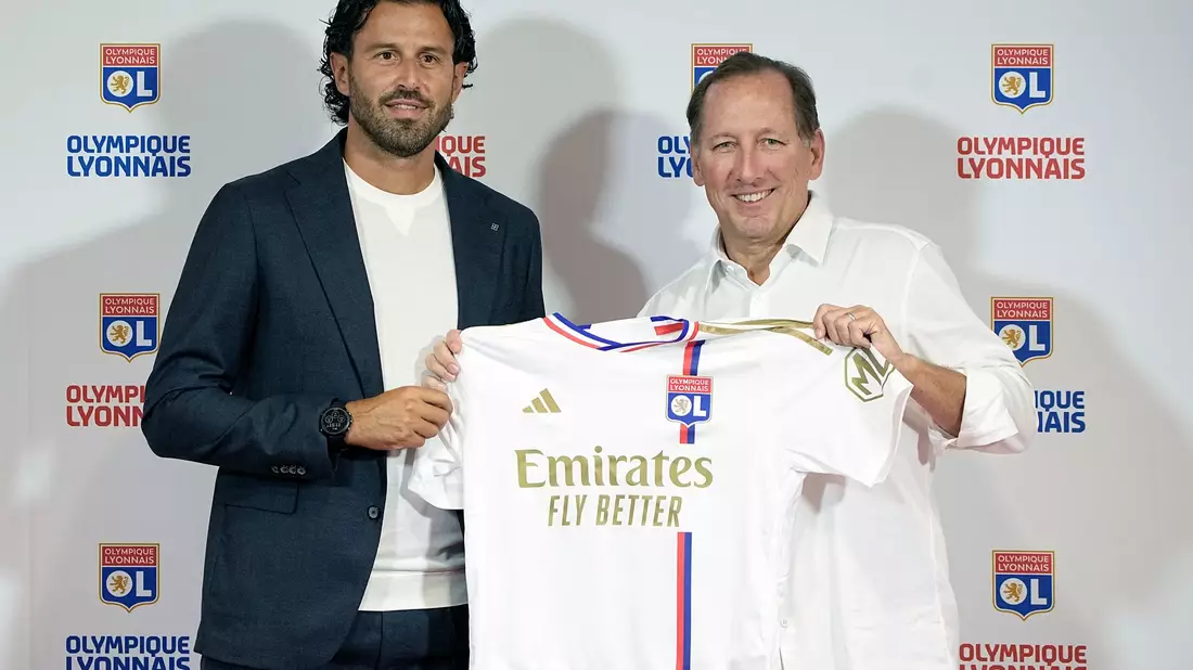Im Zentrum der Proteste: Lysons Clubbesitzer John Textor - hier bei der Vorstellung des ehemaligen Trainers Fabio Grosso. - Bild: Laurent Cipriani/AP/dpa