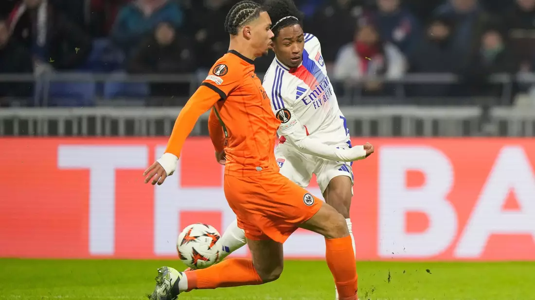 Begehrter Spieler: Malick Fofana (r) von Olympique Lyon - hier im Duell mit Frankfurt's Nnamdi Collins. - Bild: Michel Euler/AP/dpa