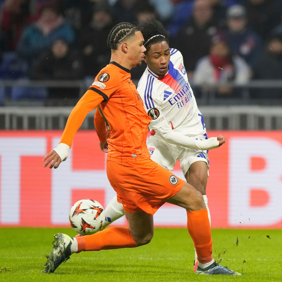 Begehrter Spieler: Malick Fofana (r) von Olympique Lyon - hier im Duell mit Frankfurt's Nnamdi Collins. - Foto: Michel Euler/AP/dpa