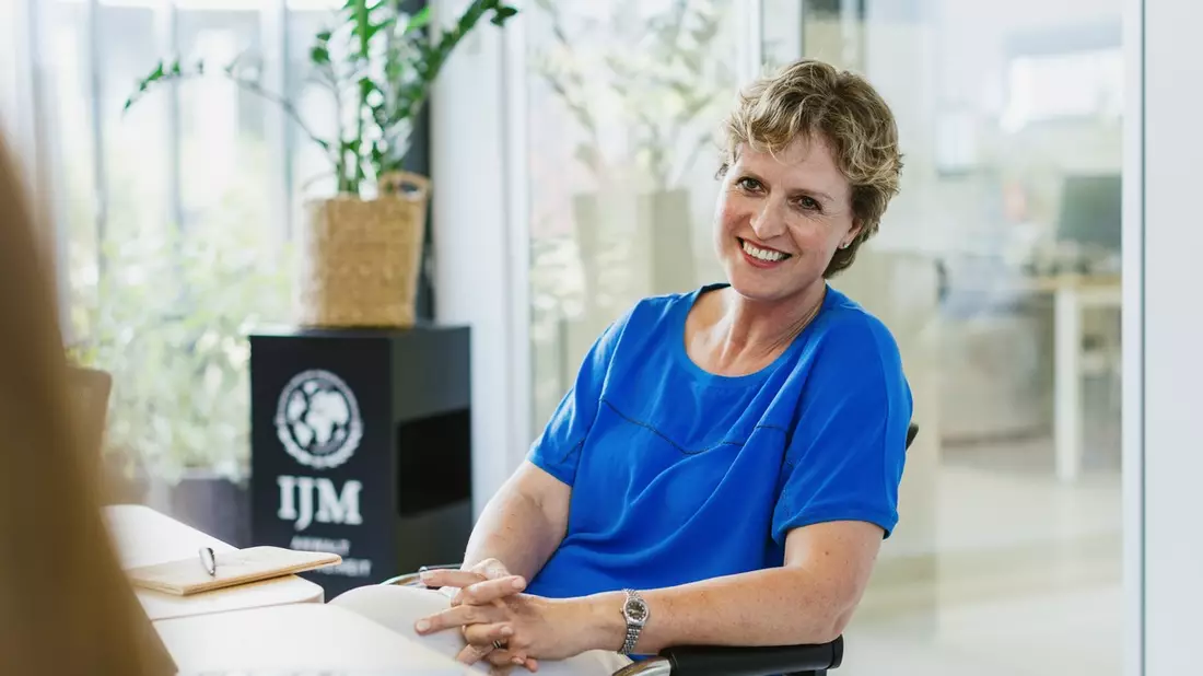 Die Freiheit hat eine neue Anwältin: Evelyn Moeck ab 1. Juli 2025 neue Vorstandsvorsitzende bei IJM Deutschland, der führenden Menschenrechtsorganisation zum Thema moderne Sklaverei - Bild: presseportal.de