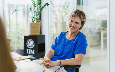 Die Freiheit hat eine neue Anwältin: Evelyn Moeck ab 1. Juli 2025 neue Vorstandsvorsitzende bei IJM Deutschland, der führenden Menschenrechtsorganisation zum Thema moderne Sklaverei - Foto: presseportal.de