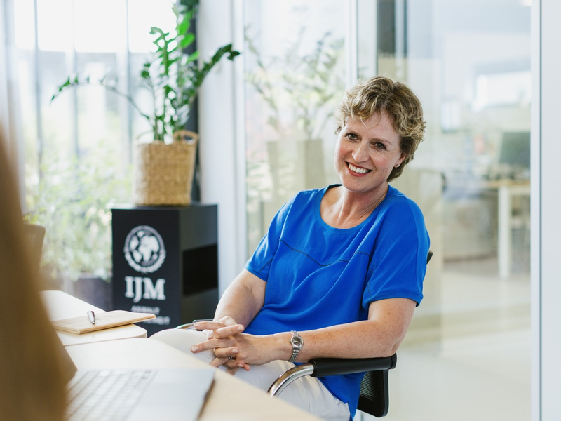 Die Freiheit hat eine neue Anwältin: Evelyn Moeck ab 1. Juli 2025 neue Vorstandsvorsitzende bei IJM Deutschland, der führenden Menschenrechtsorganisation zum Thema moderne Sklaverei - Foto: presseportal.de