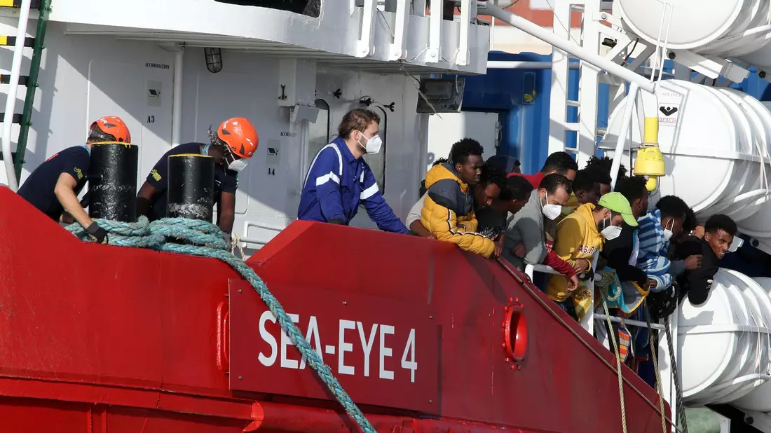 Die Seenotretter fürchten, dass sie künftig weniger Menschen helfen können. (Archivbild) - Bild: Alberto Lo Bianco/LaPresse/AP/dpa