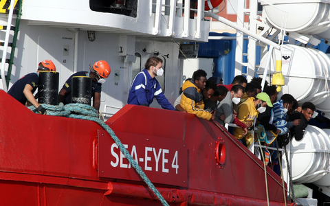 Die Seenotretter fürchten, dass sie künftig weniger Menschen helfen können. (Archivbild) - Foto: Alberto Lo Bianco/LaPresse/AP/dpa