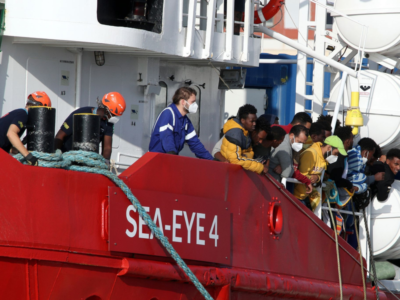 Die Seenotretter fürchten, dass sie künftig weniger Menschen helfen können. (Archivbild) - Foto: Alberto Lo Bianco/LaPresse/AP/dpa