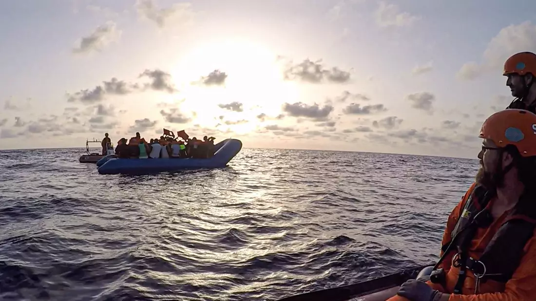 Immer wieder retten zivile Organisationen Flüchtlinge von überfüllten Schlauchbooten. (Archivbild) - Bild: Pavel D. Vitko/Sea-Eye/dpa