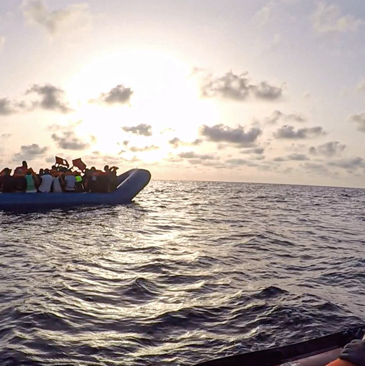 Immer wieder retten zivile Organisationen Flüchtlinge von überfüllten Schlauchbooten. (Archivbild) - Foto: Pavel D. Vitko/Sea-Eye/dpa