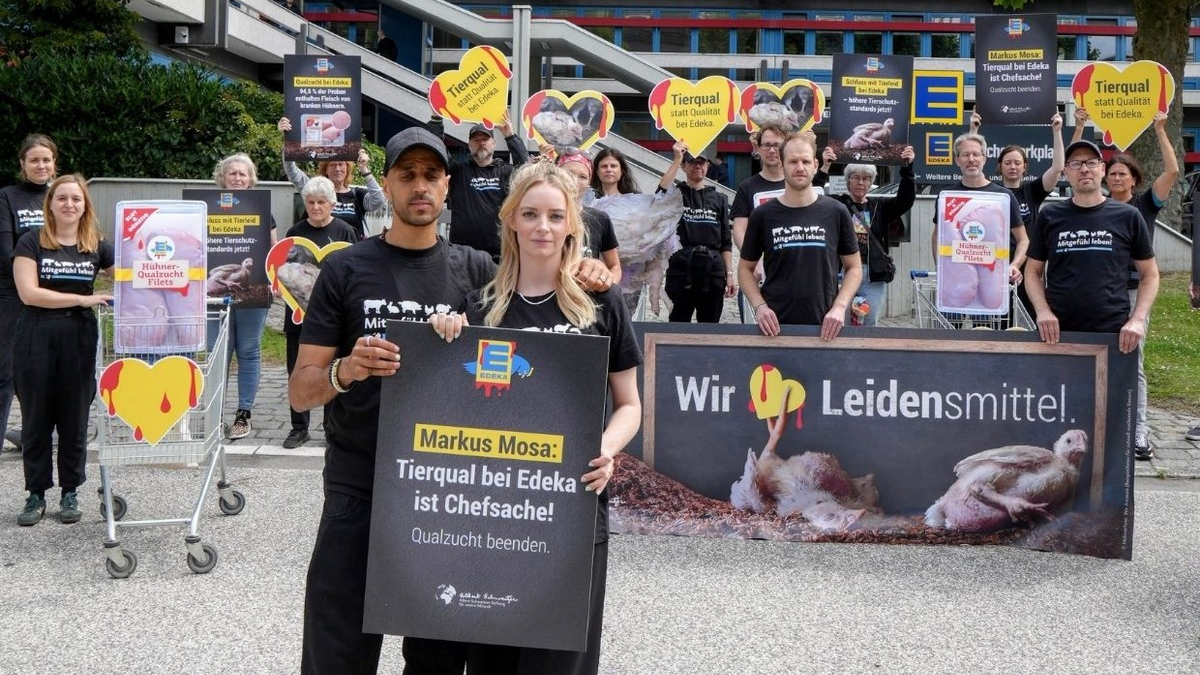 Fleisch-Attrappen und Riesenhühner: Tierschutzprotest sorgt für Trubel vor der Edeka-Zentrale - Foto: presseportal.de