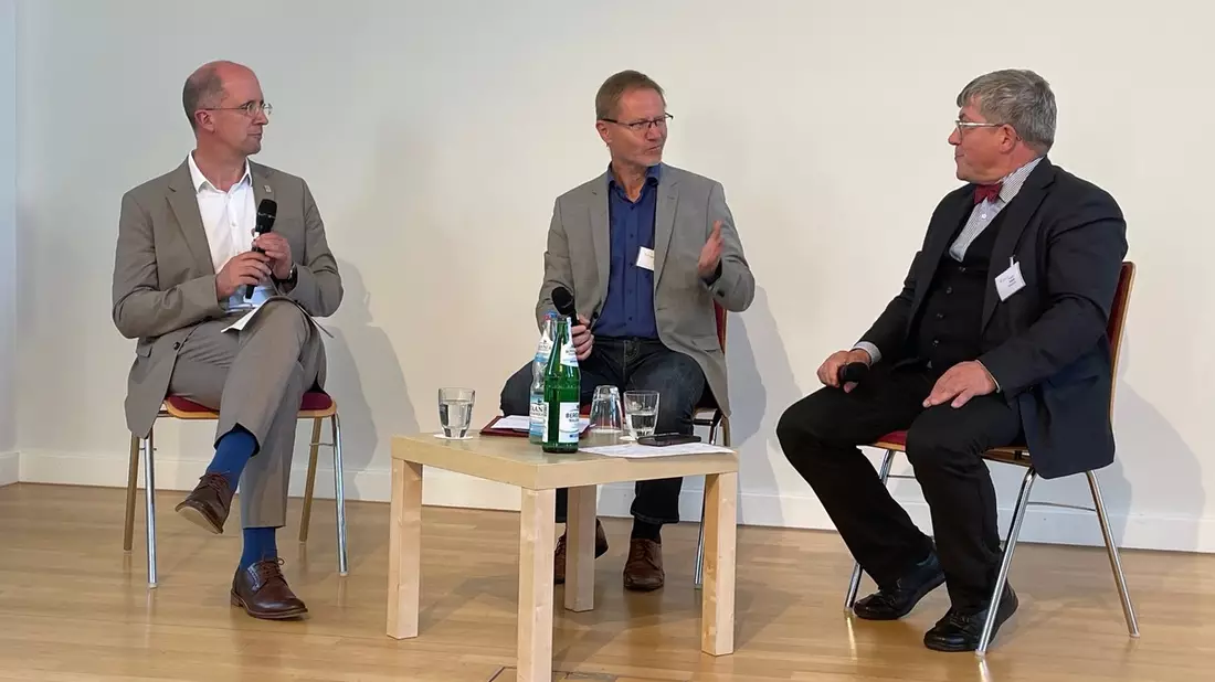 Zwischen Sofa-Pazifismus und Rüstungswahn: Kirche verortet sich neu / Friedensethische Diskussion in Wuppertal mit Präses Latzel und Bischof Kramer / Von Ekkehard Rüger - Bild: presseportal.de