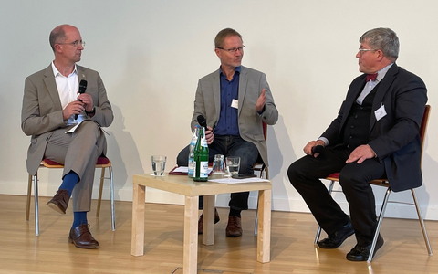 Zwischen Sofa-Pazifismus und Rüstungswahn: Kirche verortet sich neu / Friedensethische Diskussion in Wuppertal mit Präses Latzel und Bischof Kramer / Von Ekkehard Rüger - Foto: presseportal.de