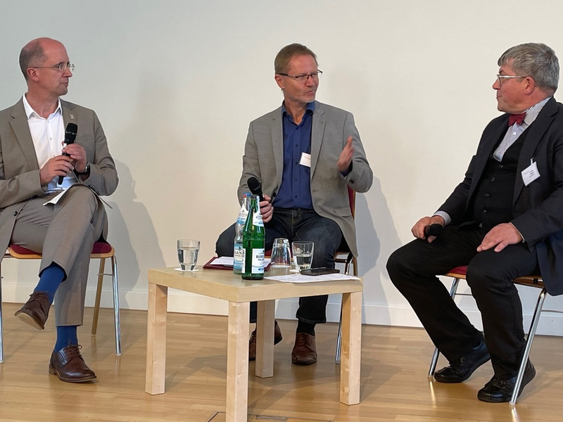 Zwischen Sofa-Pazifismus und Rüstungswahn: Kirche verortet sich neu / Friedensethische Diskussion in Wuppertal mit Präses Latzel und Bischof Kramer / Von Ekkehard Rüger - Foto: presseportal.de