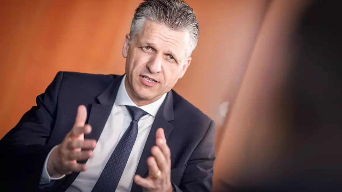 Frei sieht Probleme bei der Durchsetzung von Altersbeschränkungen.  - Bild: Michael Kappeler/dpa