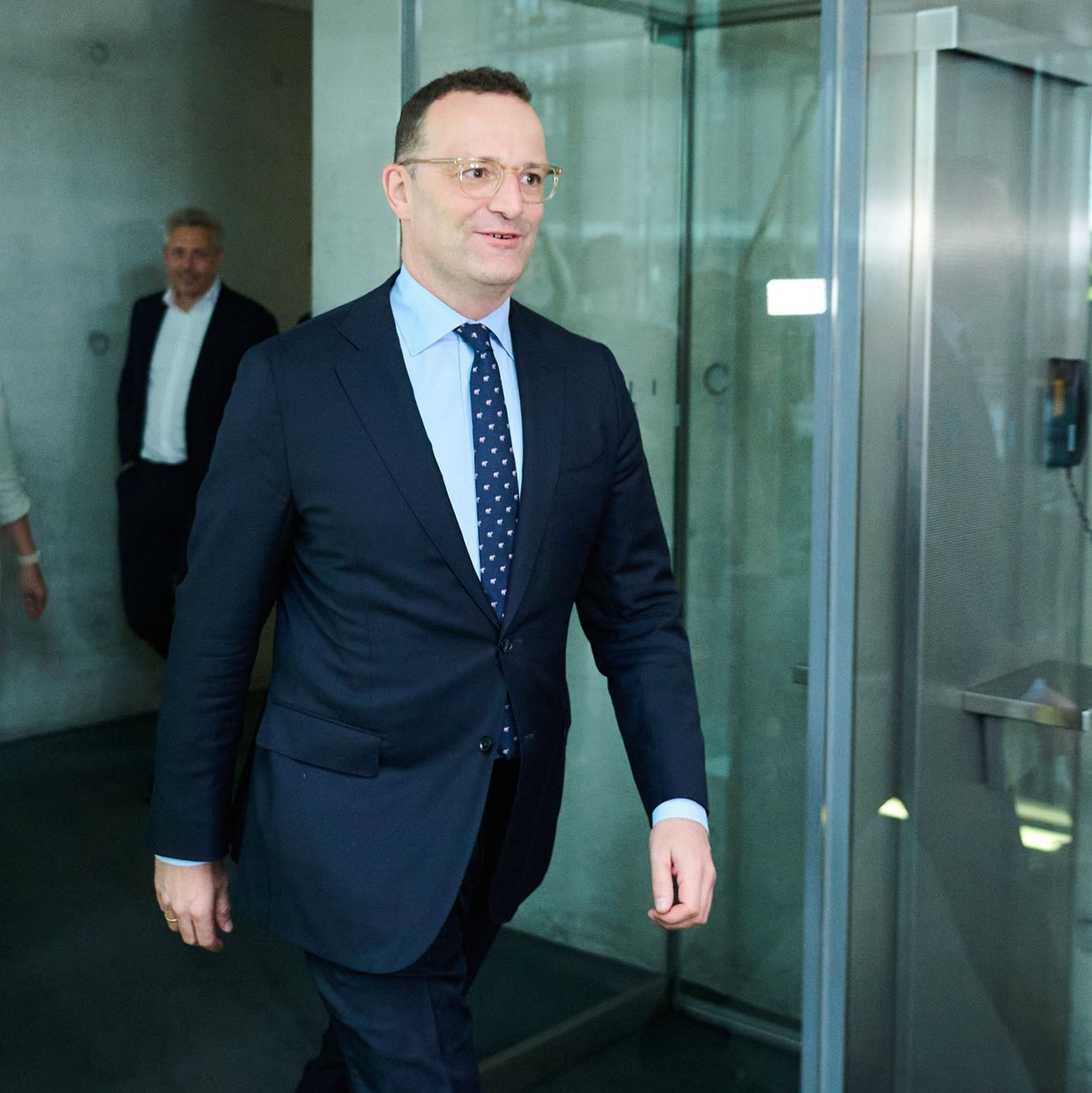 Jens Spahn im Juni auf dem Weg zum Haushaltsausschuss - nun wird Sonderermittlerin Sudhof befragt. (Archivbild)  - Foto: Annette Riedl/dpa