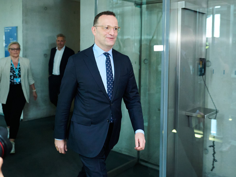 Jens Spahn im Juni auf dem Weg zum Haushaltsausschuss - nun wird Sonderermittlerin Sudhof befragt. (Archivbild)  - Foto: Annette Riedl/dpa