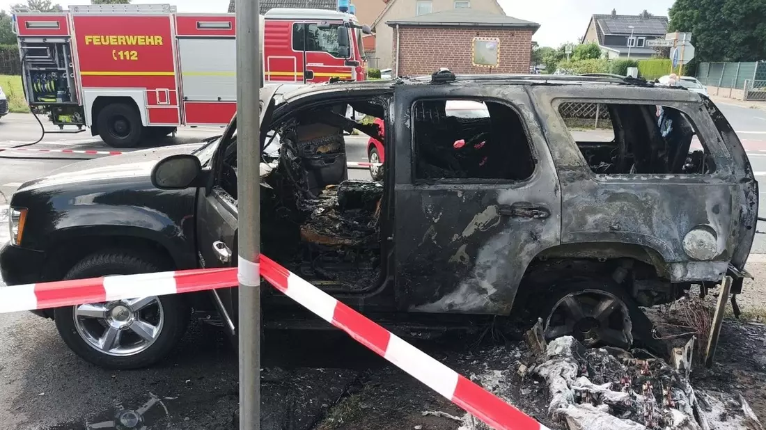 FW Minden: PKW-Brand nach Verkehrsunfall, Stromverteilerkasten schwer beschädigt - Bild: presseportal.de