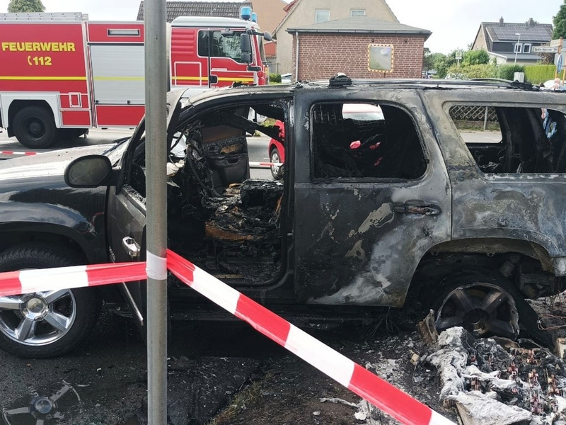 FW Minden: PKW-Brand nach Verkehrsunfall, Stromverteilerkasten schwer beschädigt - Foto: presseportal.de