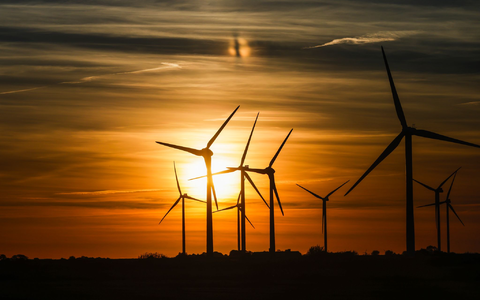 Wind- und Solarenergie können die Strompreise langfristig sinken lassen. (Illustration) - Foto: Frank Molter/dpa