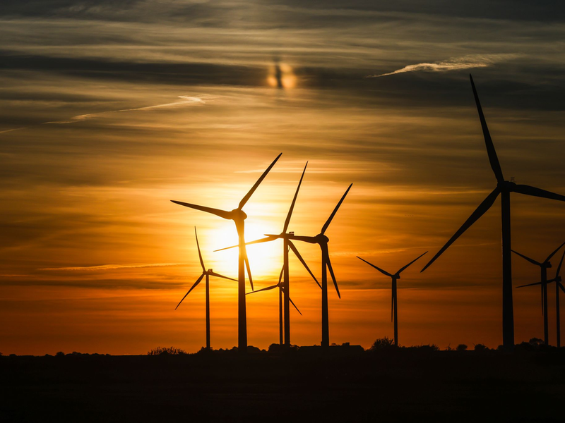 Wind- und Solarenergie können die Strompreise langfristig sinken lassen. (Illustration) - Foto: Frank Molter/dpa