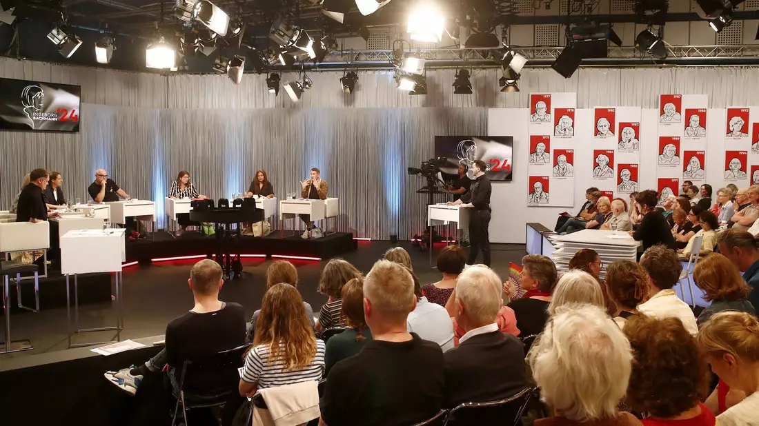 Die Schreibtalente stellen sich einer kritischen Jury und dem Live-Publikum. - Bild: Gerd Eggenberger/APA/dpa