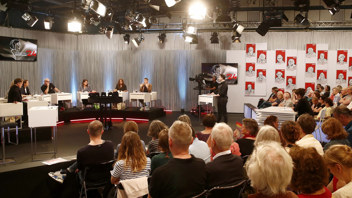 Die Schreibtalente stellen sich einer kritischen Jury und dem Live-Publikum. - Foto: Gerd Eggenberger/APA/dpa