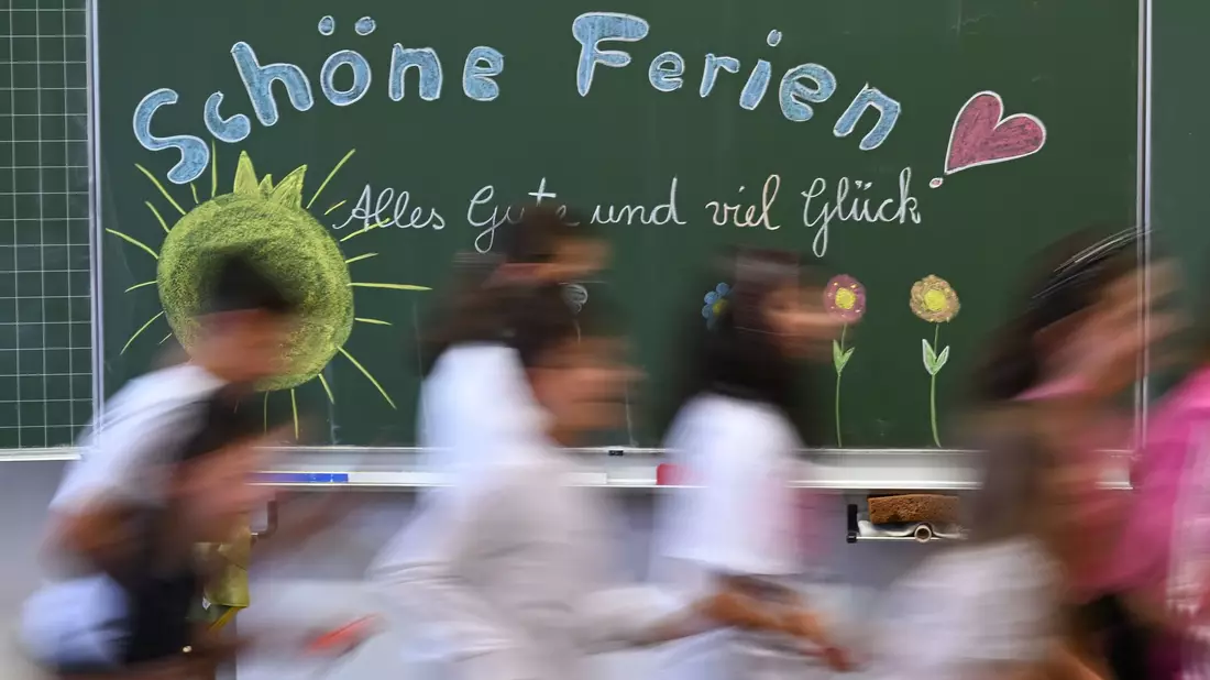 Auf sechs Wochen Sommerferien können sich Schülerinnen und Schüler in Deutschland freuen. (Archivbild) - Bild: Bernd Weißbrod/dpa