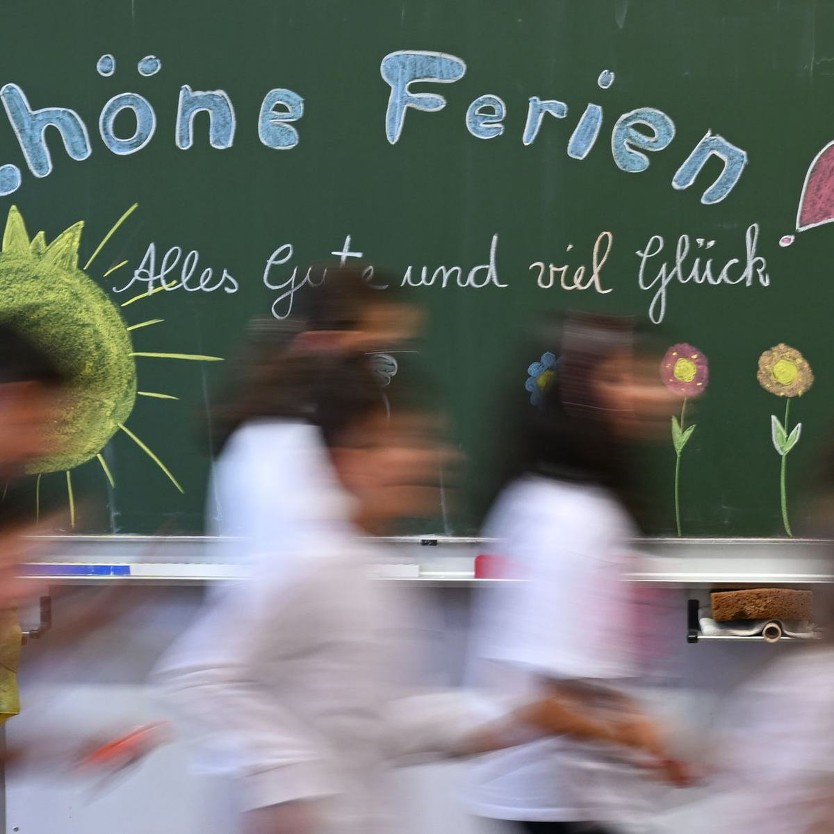 Auf sechs Wochen Sommerferien können sich Schülerinnen und Schüler in Deutschland freuen. (Archivbild) - Foto: Bernd Weißbrod/dpa