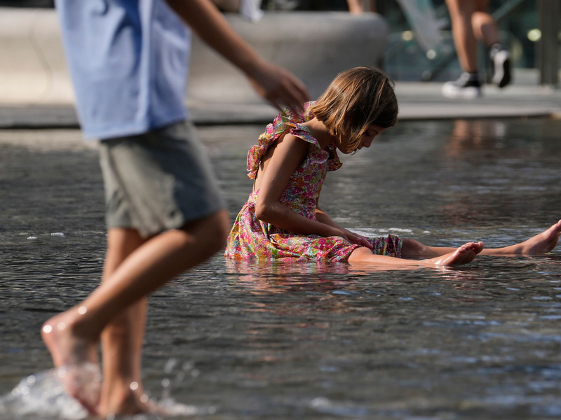 Das italienische Gesundheitsministerium hat für mehrere Städte die höchste Hitzewarnstufe ausgerufen – darunter Rom, Mailand, Bologna und Florenz. - Foto: Luca Bruno/AP/dpa