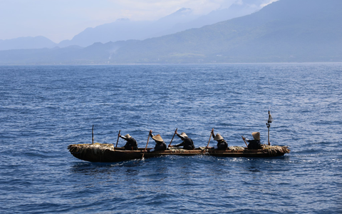 Ein Mann fällt einen Baum für den Nachbau eines steinzeitlichen Kanus. - Foto: Yousuke Kaifu/dpa