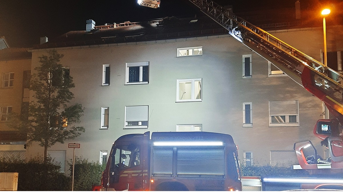 FW-M: Feuer in der Dachgaube (Sendling) - Foto: presseportal.de