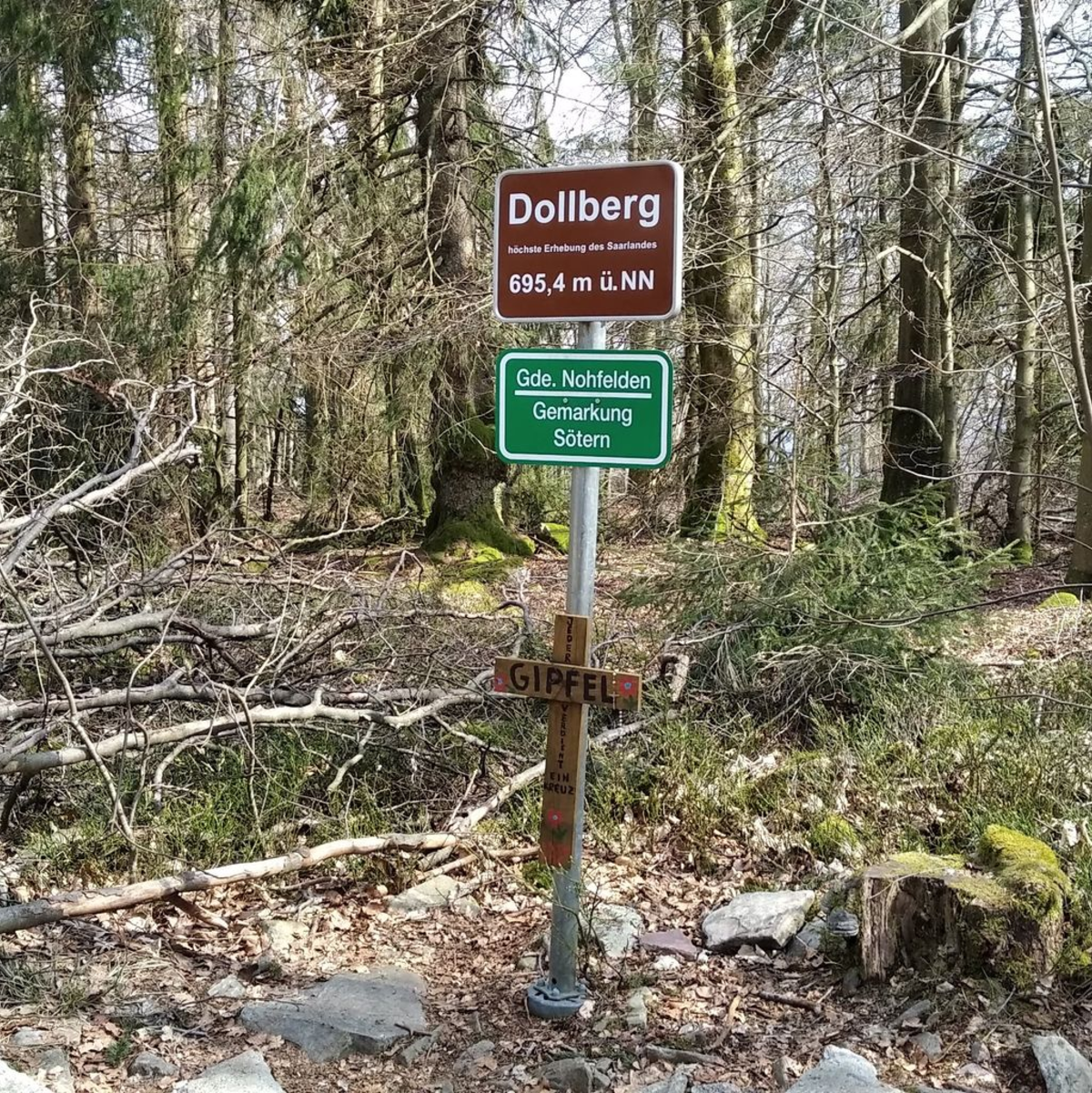 Der Dollberg bei Nohfelden gilt seit einer Neuvermessung 2005 als höchster natürlicher Punkt im Saarland. (Handout)  - Foto: Sören Molter/Stabsstelle Tourismus, Kultur & Öffentlichkeitsarbeit Gemeinde Nohfelden/dpa