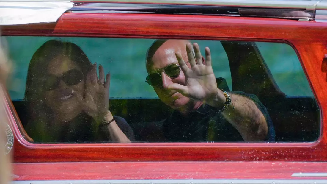 Ein Kuss im Wassertaxi: Jeff Bezos und Lauren Sánchez - Bild: Luca Bruno/AP/dpa