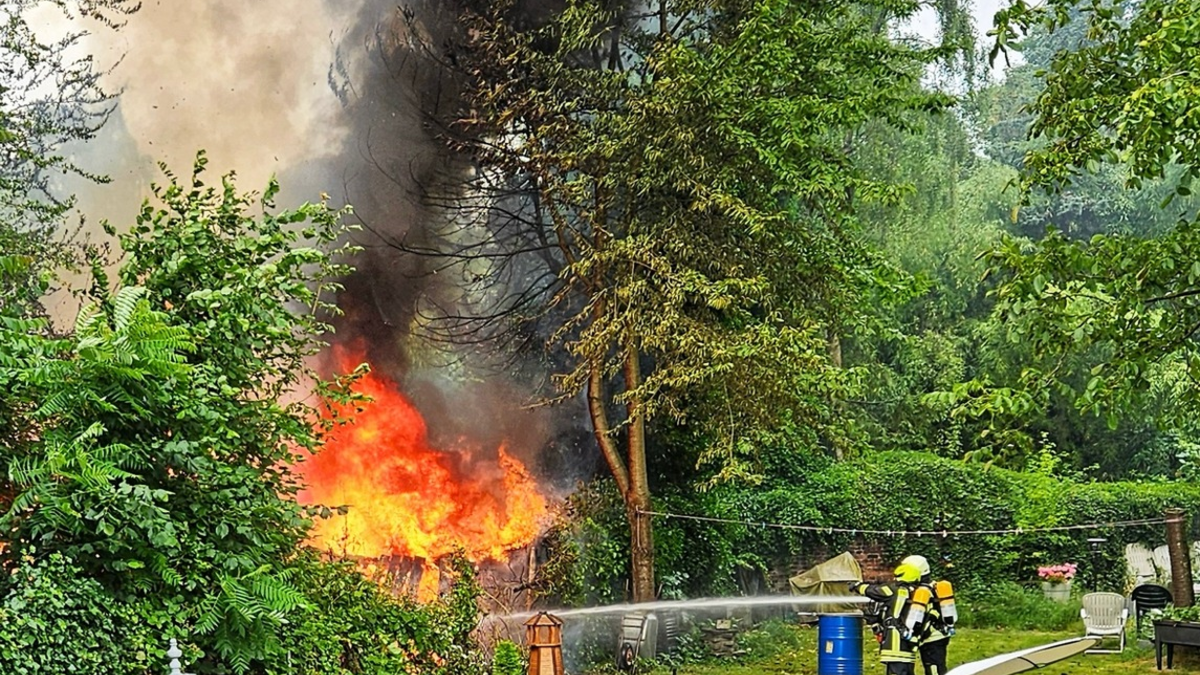 FW-OB: Brand einer Gartenlaube in Kleingartenanlage - Feuerwehr verhindert Ausbreitung - Foto: presseportal.de