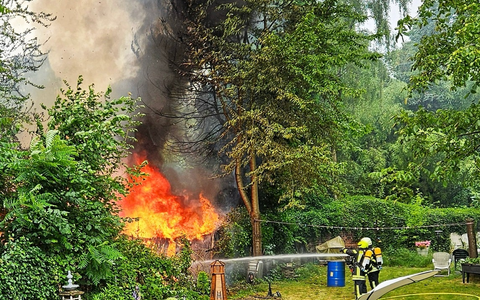 FW-OB: Brand einer Gartenlaube in Kleingartenanlage - Feuerwehr verhindert Ausbreitung - Foto: presseportal.de