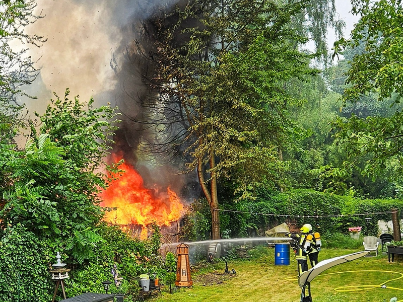 FW-OB: Brand einer Gartenlaube in Kleingartenanlage - Feuerwehr verhindert Ausbreitung - Foto: presseportal.de