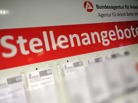 Die Entwicklung auf dem Arbeitsmarkt bleibt verhalten (Archivbild).  - Foto: Paul Zinken/dpa