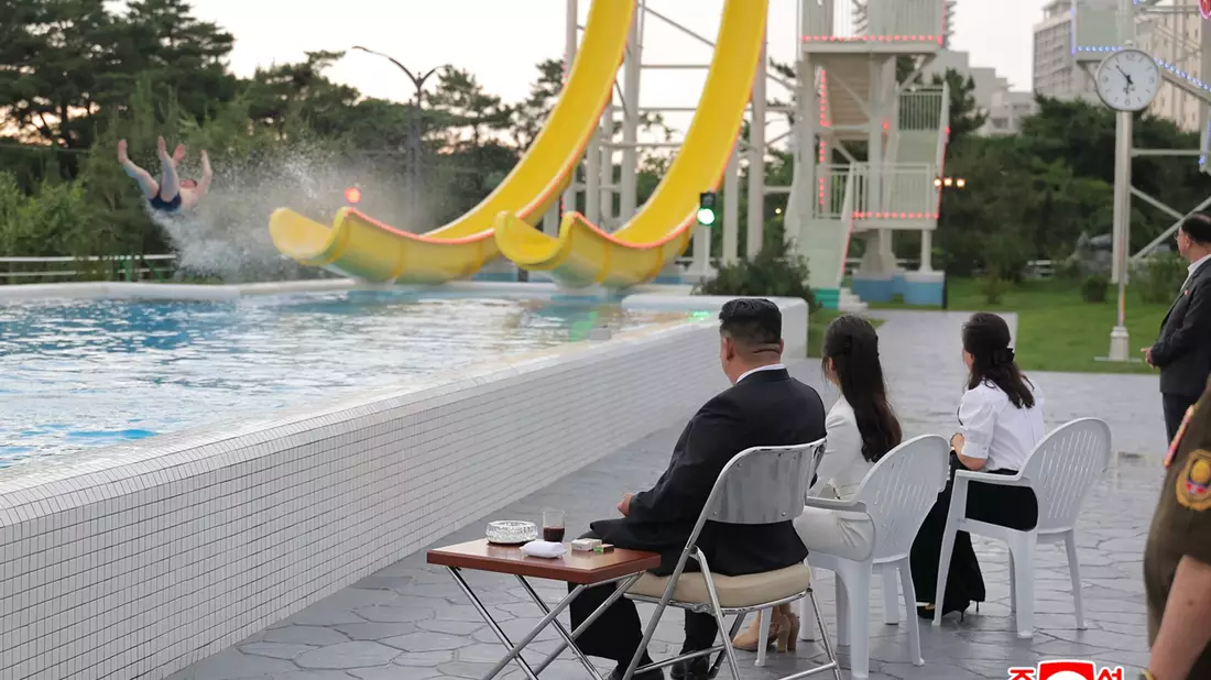 Machthaber Kim Jong Un weiht eine neue Touristenanlage an der nordkoreanischen Ostküste ein. - Bild: ---/KCNA via YNA/dpa