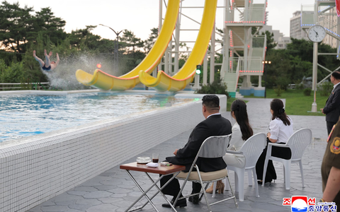 Machthaber Kim Jong Un weiht eine neue Touristenanlage an der nordkoreanischen Ostküste ein. - Foto: ---/KCNA via YNA/dpa