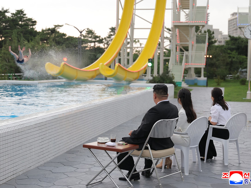 Machthaber Kim Jong Un weiht eine neue Touristenanlage an der nordkoreanischen Ostküste ein. - Foto: ---/KCNA via YNA/dpa