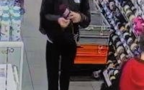 LPI-J: Öffentlichkeitsfahndung nach Ladendiebstahl mit Waffe - Foto: presseportal.de