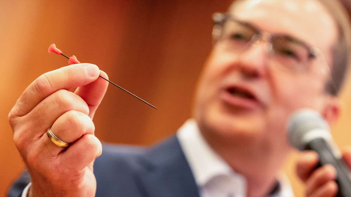 So sieht der Nadelrevolver aus.  - Foto: Michael Kappeler/dpa